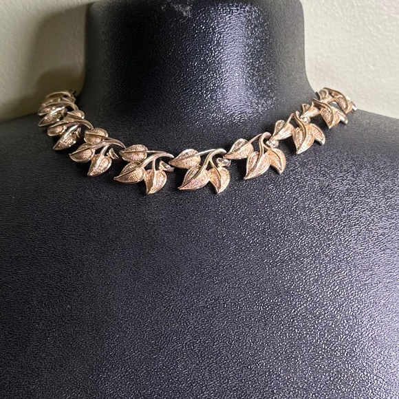 Jewelry - Gold vintage choker necklace